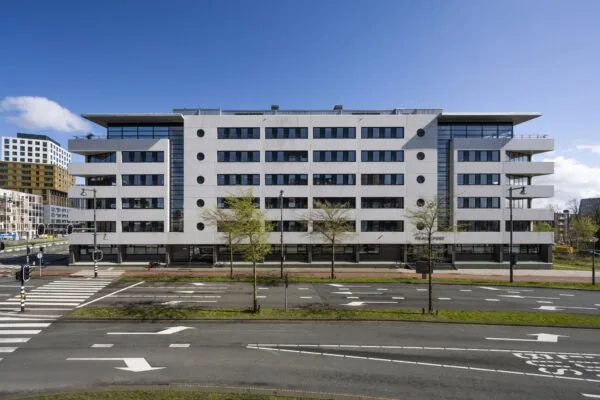 Wit kantoorgebouw aan de Radarweg in Amsterdam met een moderne uitstraling en omliggende verkeerswegen.