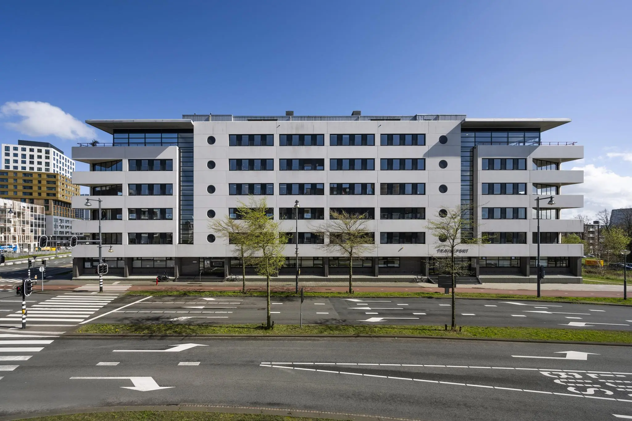 Wit kantoorgebouw aan de Radarweg in Amsterdam met een moderne uitstraling en omliggende verkeerswegen.
