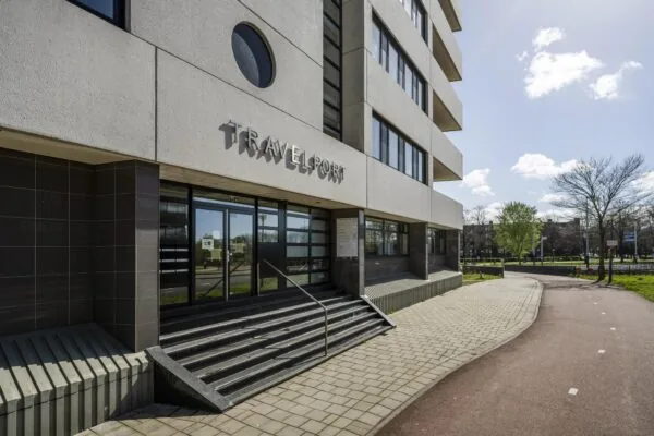 Vooraanzicht van het kantoorgebouw aan de Radarweg met de ingang van Travelport.