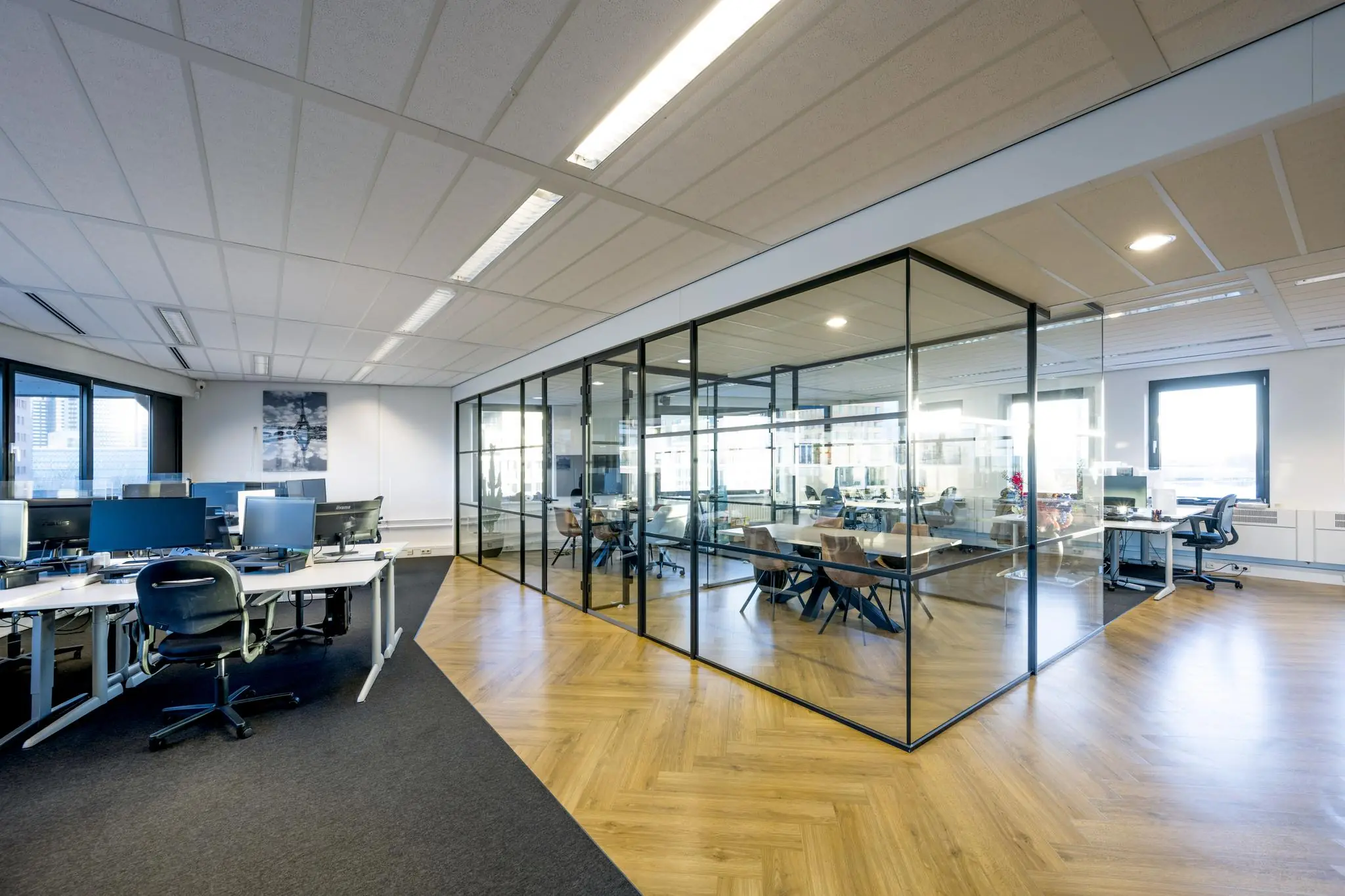 Moderne kantoorruimte aan de Radarweg met open werkplekken en een vergaderruimte met glazen wanden.