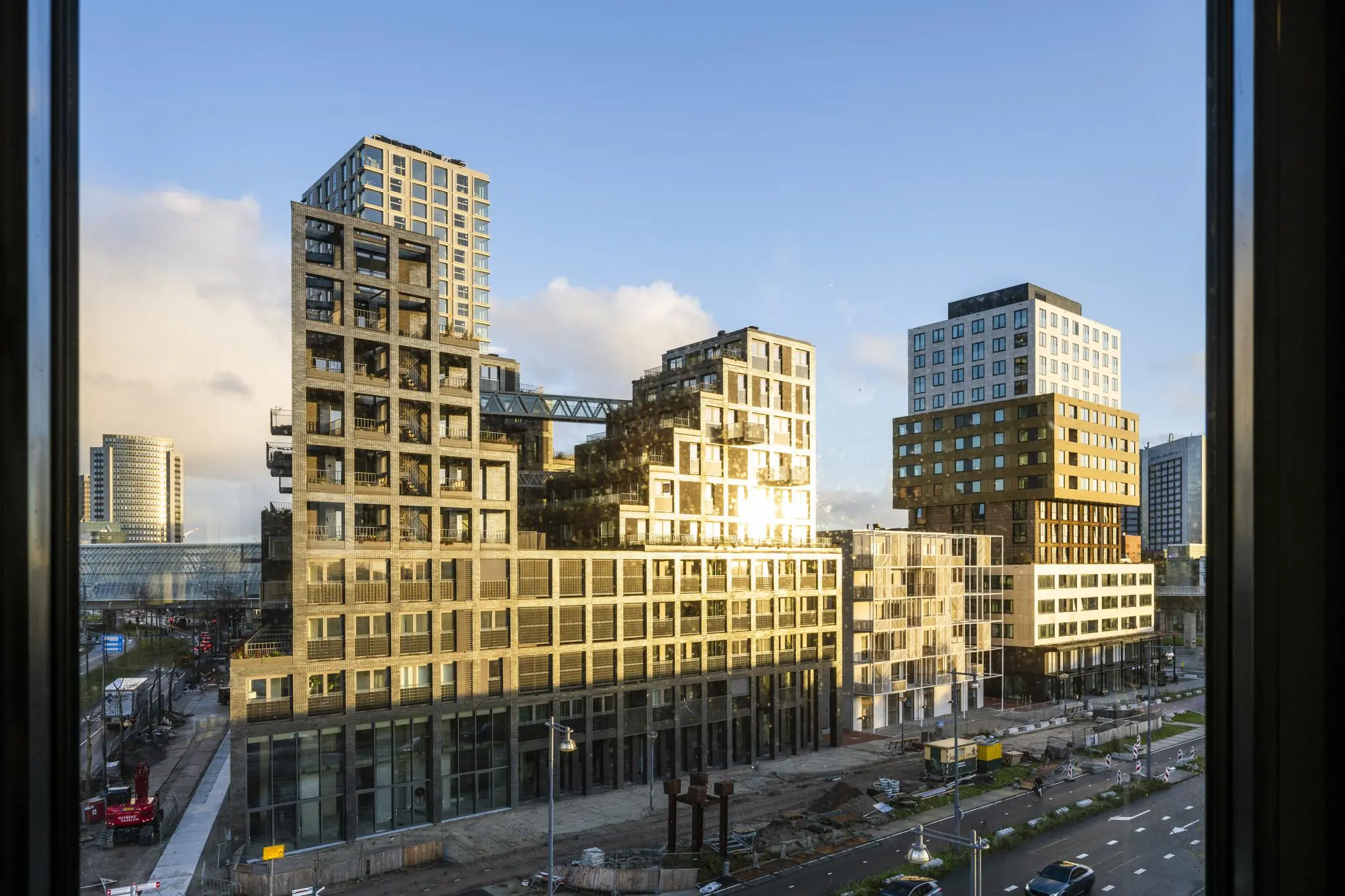Moderne woon- en kantoorgebouwen aan de Radarweg in Amsterdam, gezien vanuit een hoger gelegen raam.