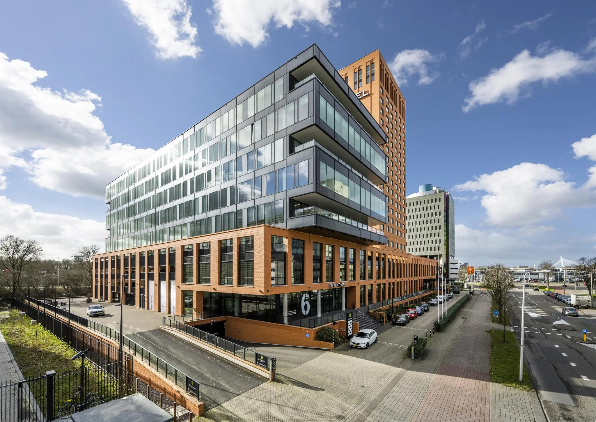 Modern kantoorgebouw aan de Winthontlaan in Utrecht met glazen gevel en bakstenen onderbouw.