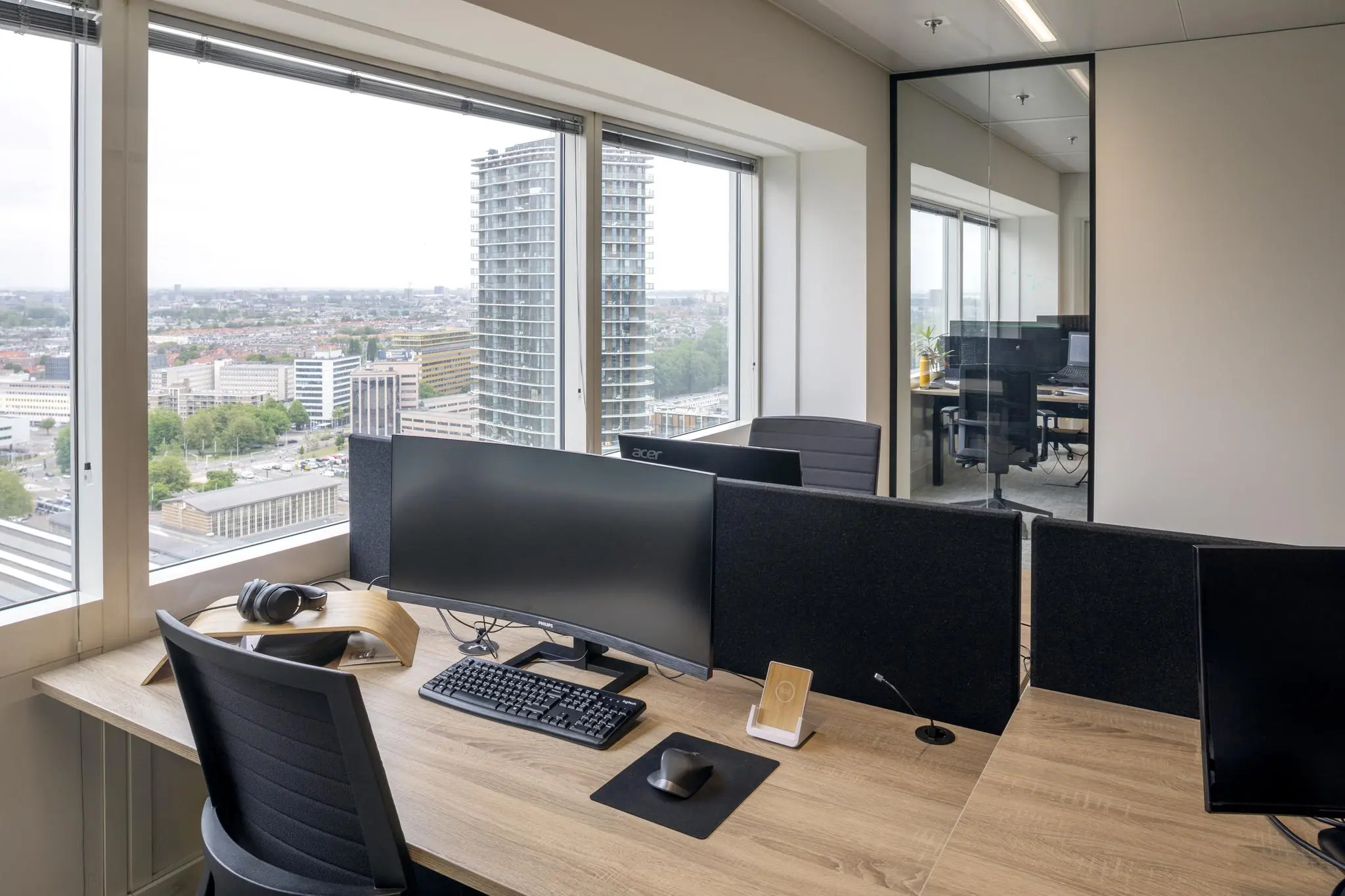 Modern kantoorinterieur op Amstelplein met werkplekken en uitzicht op de stad.