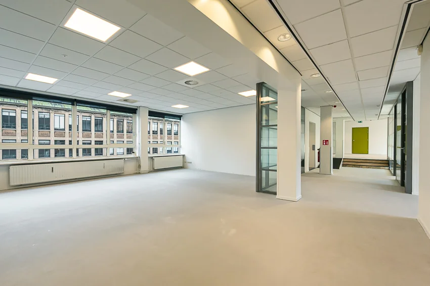 Lichte, lege kantoorruimte aan de Meent met grote ramen en systeemplafond.