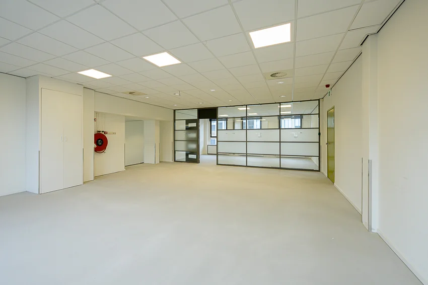 Licht en modern kantoorpand aan de Meent met glazen scheidingswanden en systeemplafond.