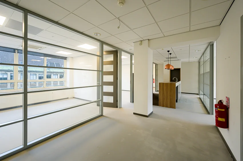 Moderne kantoorruimte aan de Meent met glazen wanden, open keuken en veel daglicht.