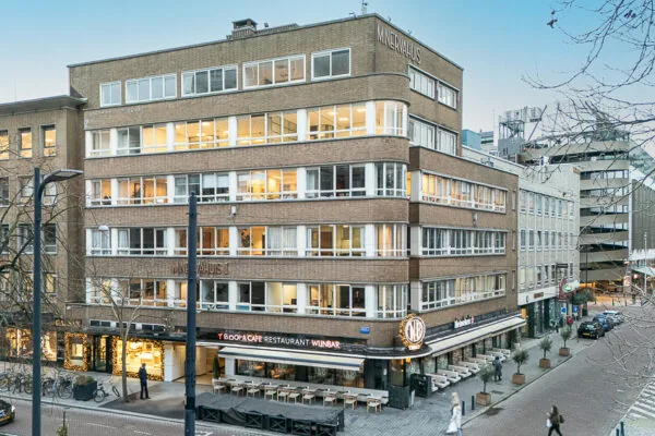 Zakelijk kantoorgebouw Minervahuis aan de Meent in Rotterdam met op de begane grond horecagelegenheden.