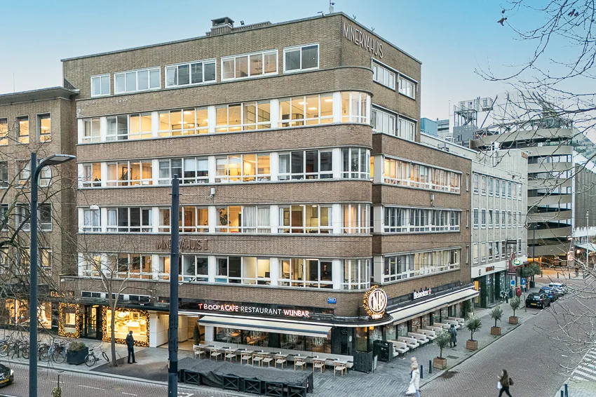Zakelijk kantoorgebouw Minervahuis aan de Meent in Rotterdam met op de begane grond horecagelegenheden.