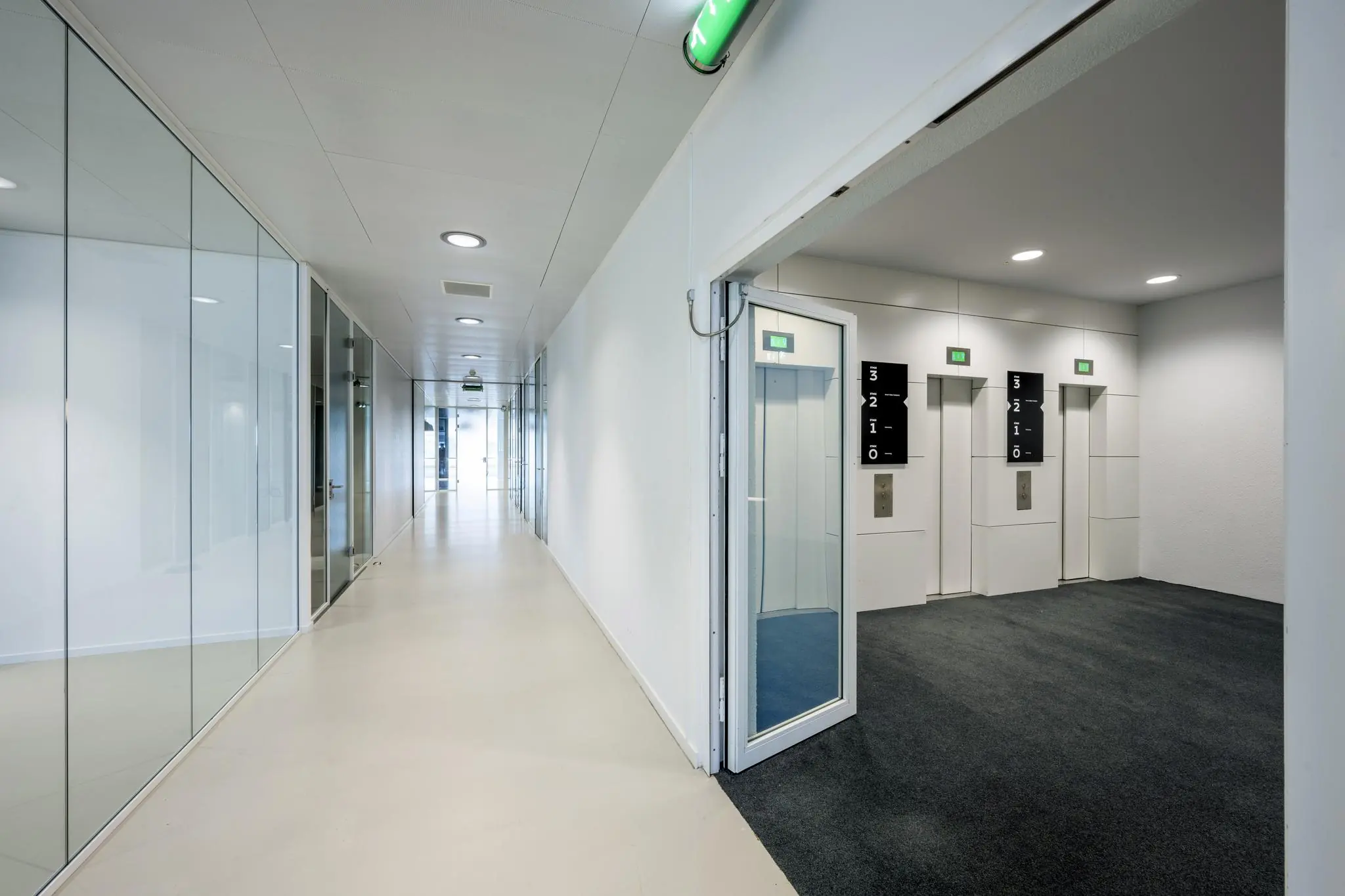 Moderne kantoorhal met glazen wanden en een liftlobby aan de Prof. E.M. Meijerslaan.