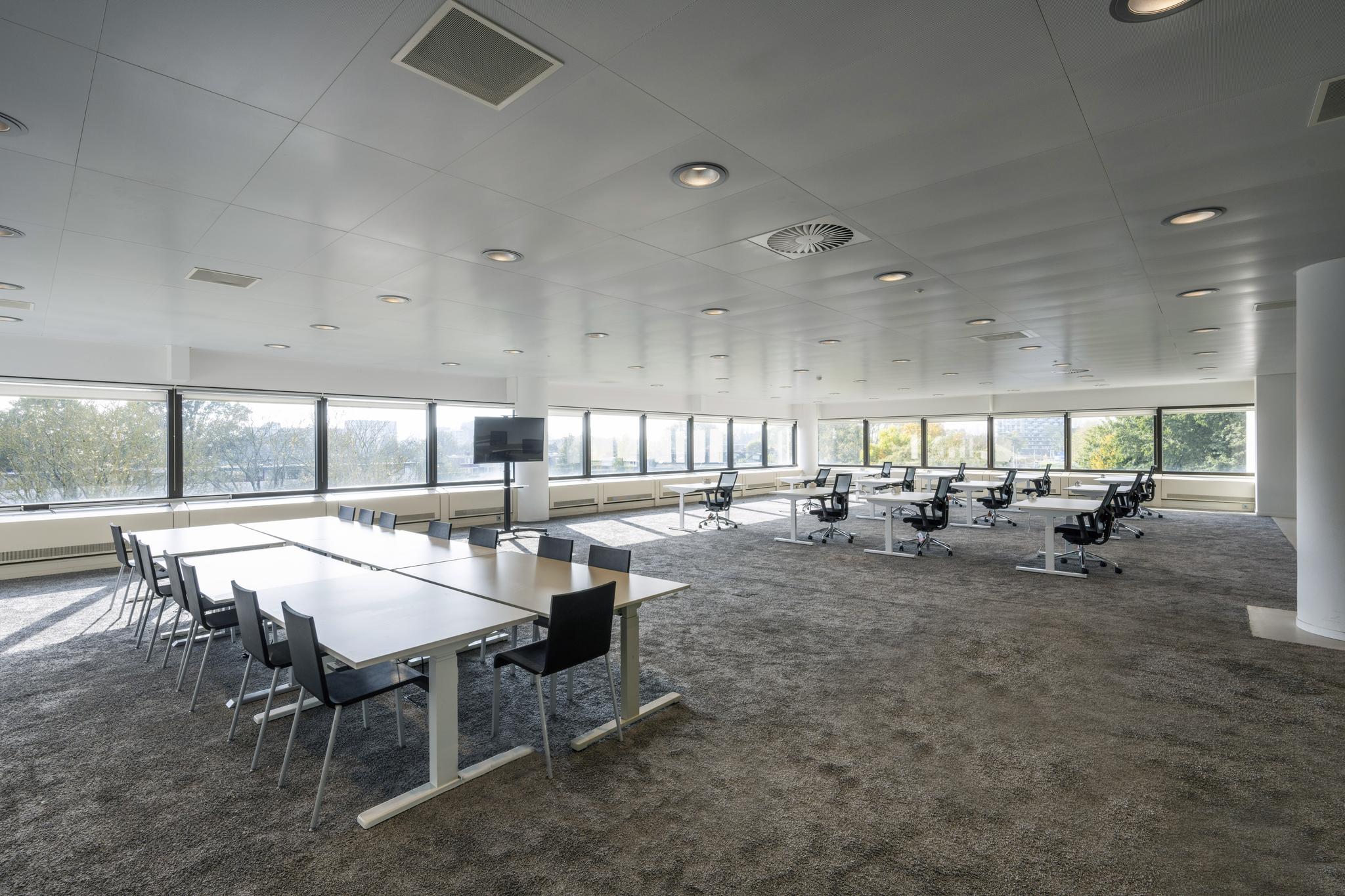 Moderne, ruime kantoorruimte aan de Prof. E.M. Meijerslaan met flexwerkplekken en een grote vergadertafel.