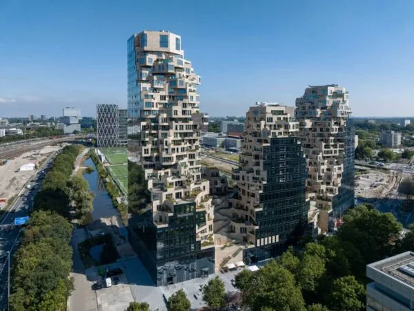 Luchtfoto van de iconische Valley-torens aan de Beethovenstraat in Amsterdam, met hun opvallende organische architectuur en groenvoorzieningen.