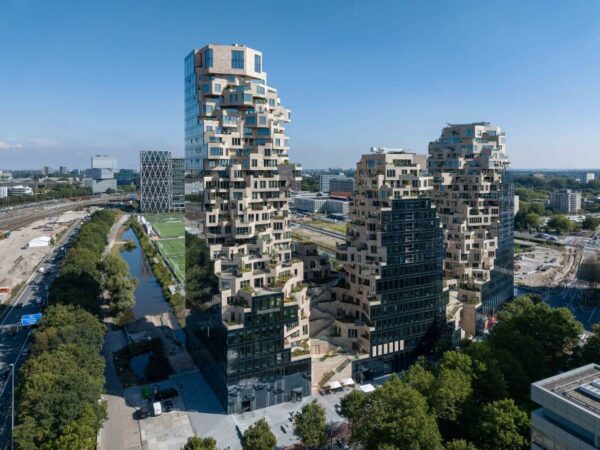 Luchtfoto van het iconische wooncomplex Valley aan de Beethovenstraat in Amsterdam, met drie opvallend gevormde torens.
