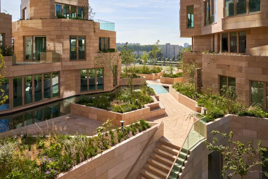 Moderne appartementencomplexen aan de Beethovenstraat met groene daktuinen, waterpartijen en terrassen.
