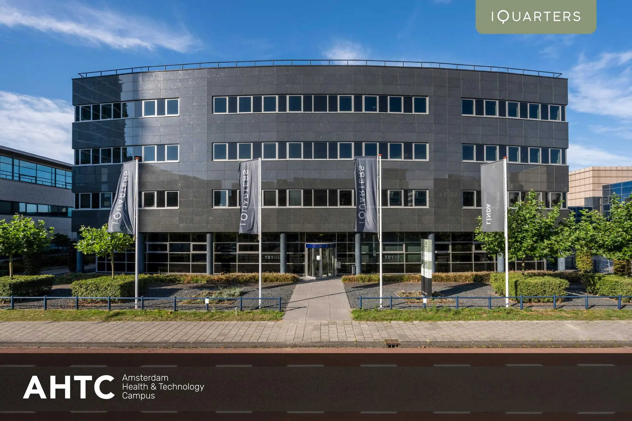 Vooraanzicht van het kantoorgebouw aan de Paasheuvelweg op de Amsterdam Health & Technology Campus (AHTC).