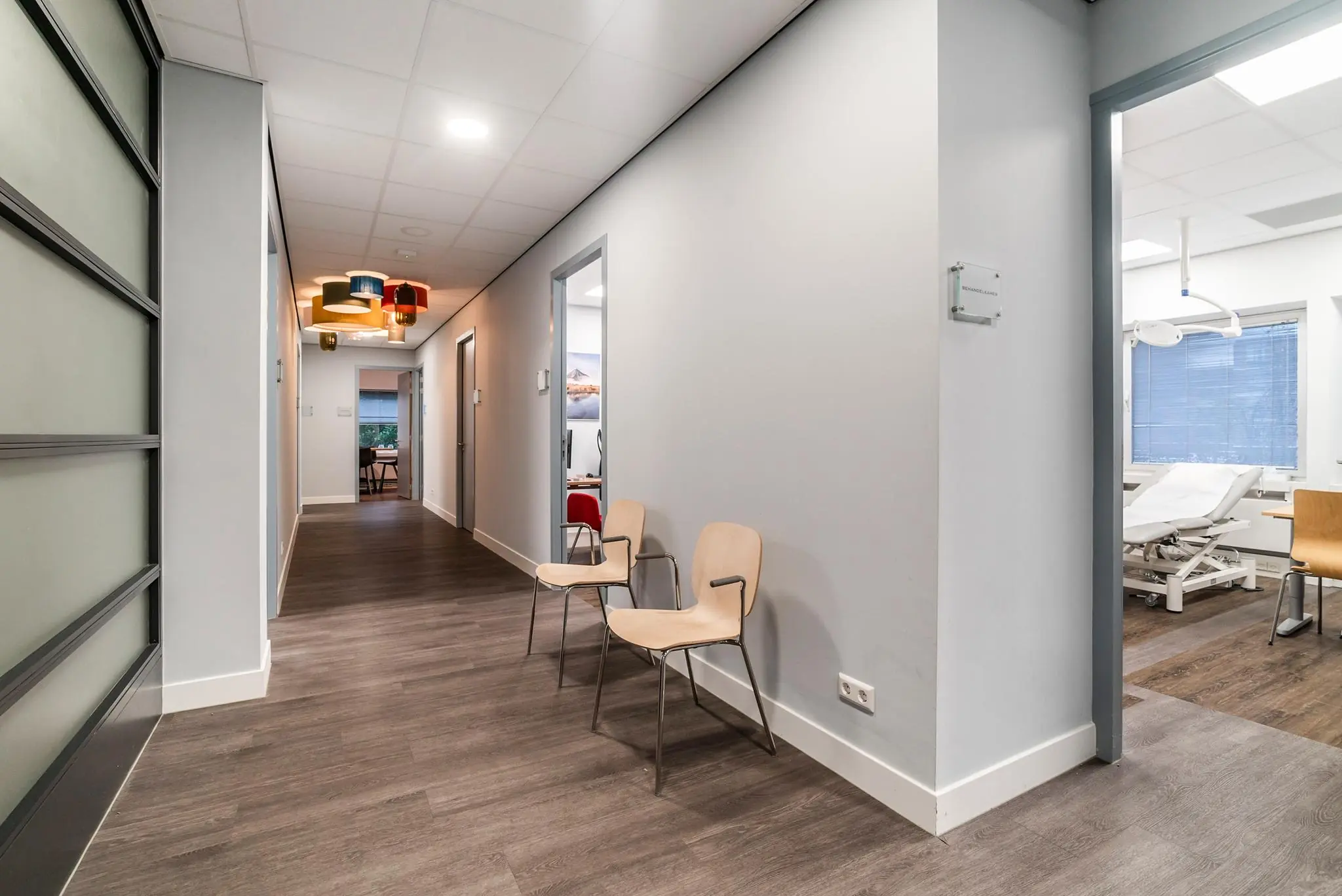 Moderne wachtruimte en behandelkamer in een medische praktijk aan de Bordewijklaan.