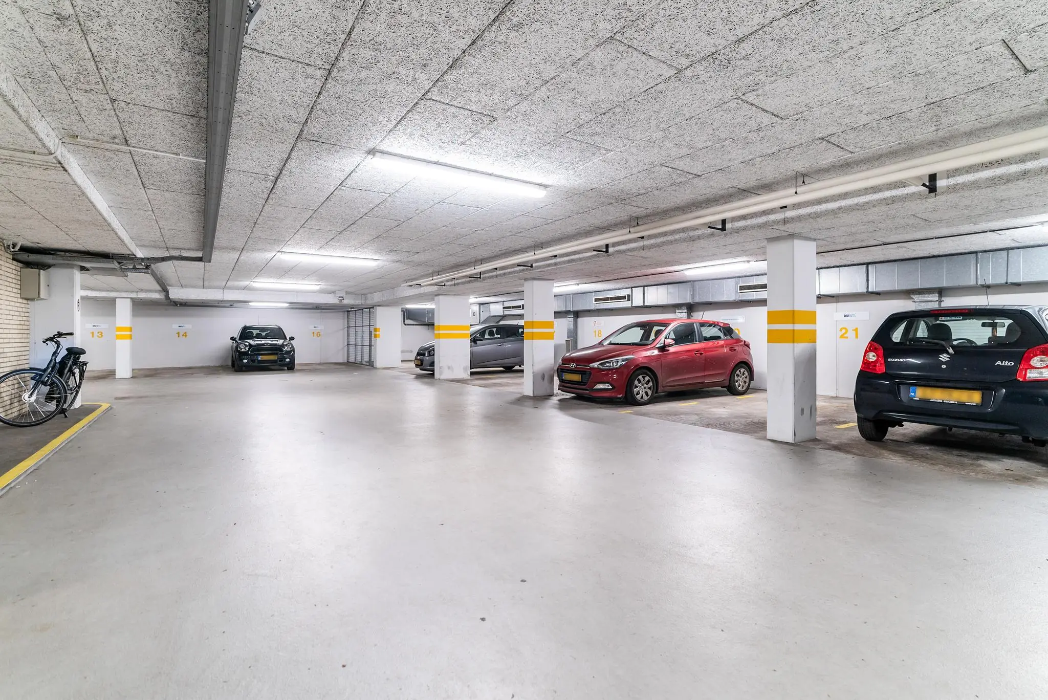 Ondergrondse parkeergarage aan de Bordewijklaan met gemarkeerde parkeerplaatsen en geparkeerde auto's.