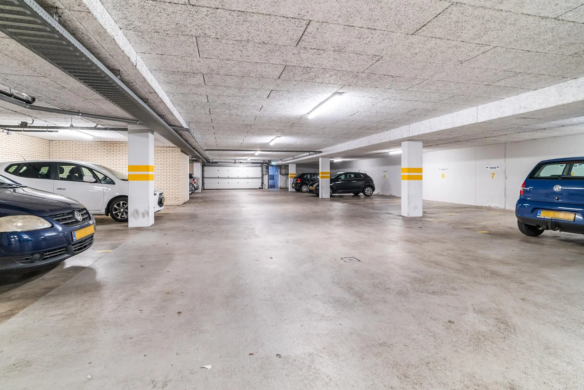 Ondergrondse parkeergarage aan de Bordewijklaan met meerdere geparkeerde auto's en genummerde parkeerplaatsen.