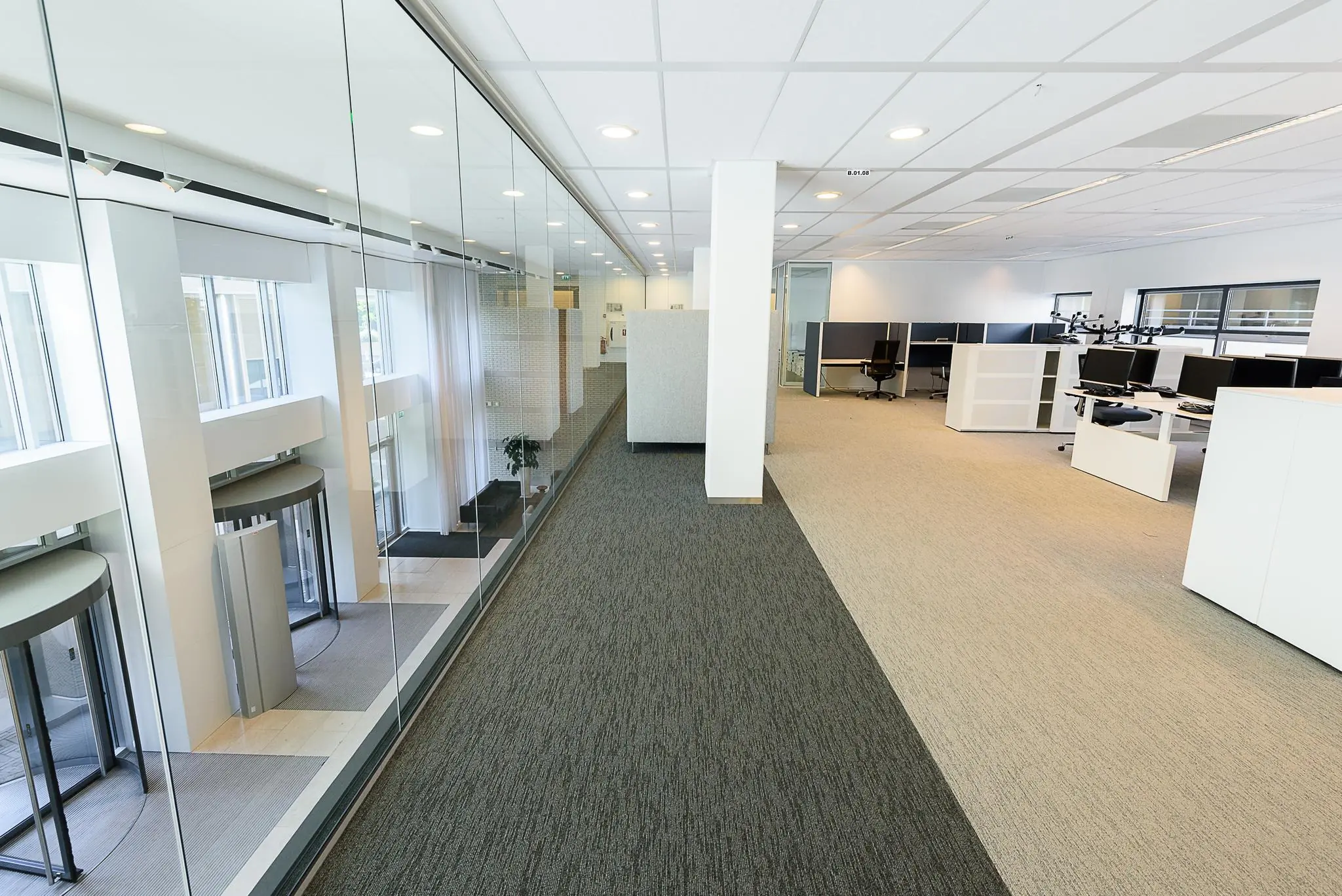 Moderne open kantoorruimte aan het Daalseplein met flexwerkplekken en glazen wanden.