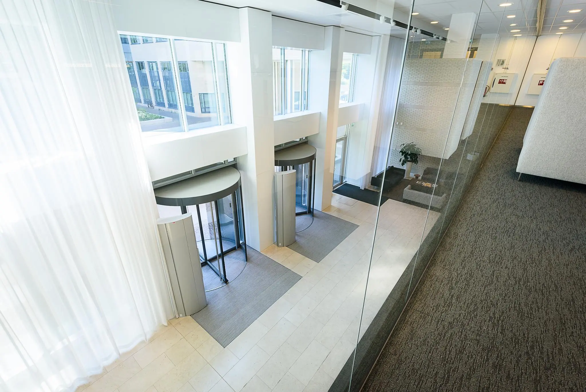 Moderne entreehal van Daalseplein met draaideuren, grote ramen en een strak interieur.