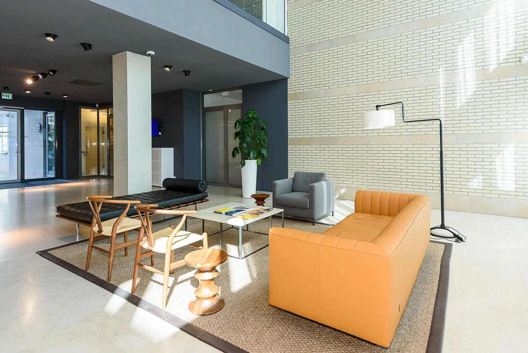 Moderne, licht ingerichte lobby aan het Daalseplein met designmeubilair en grote ramen.