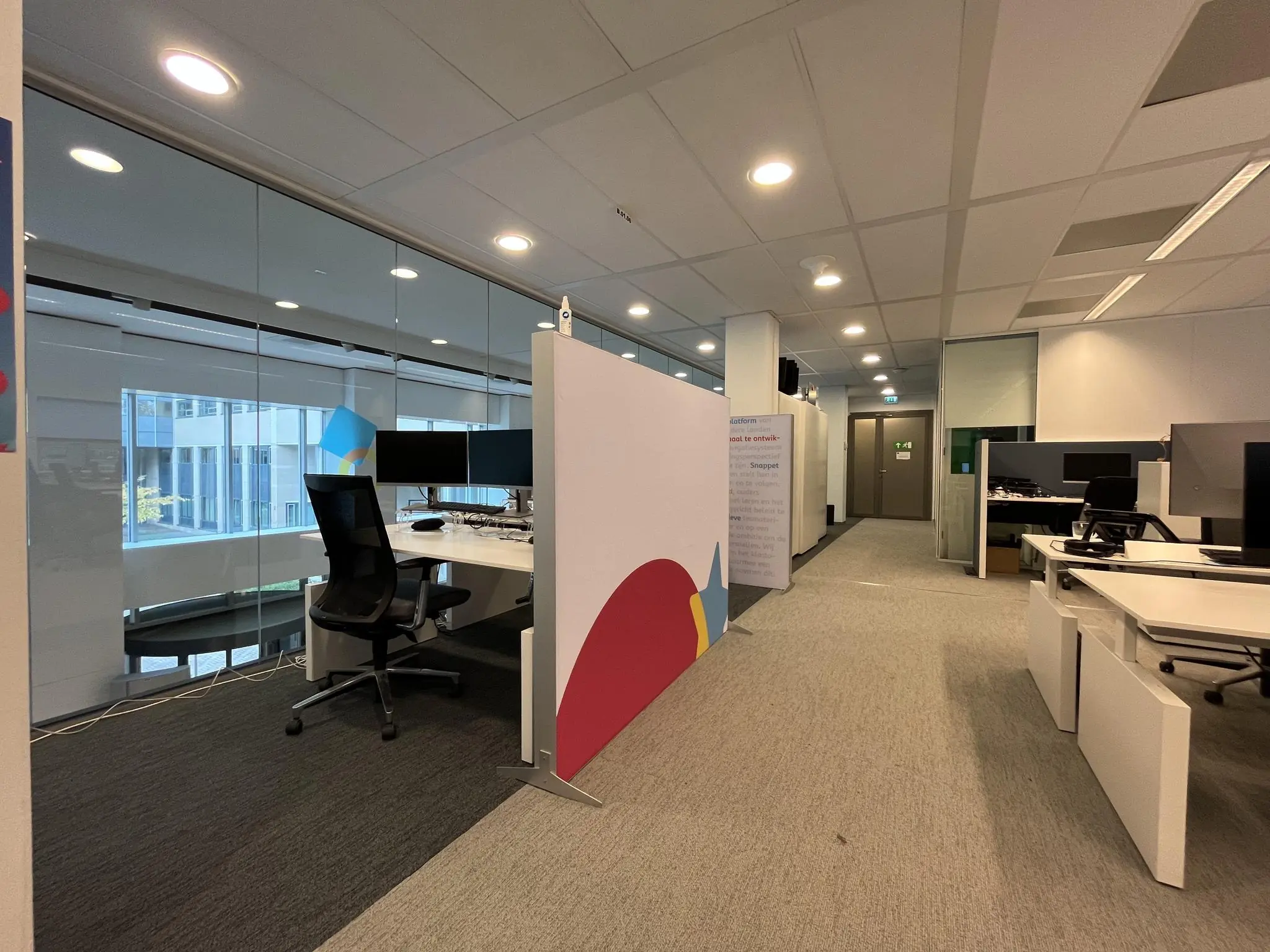 Moderne kantoorruimte aan het Daalseplein met bureaus, bureaustoelen en computers in een open werkomgeving.