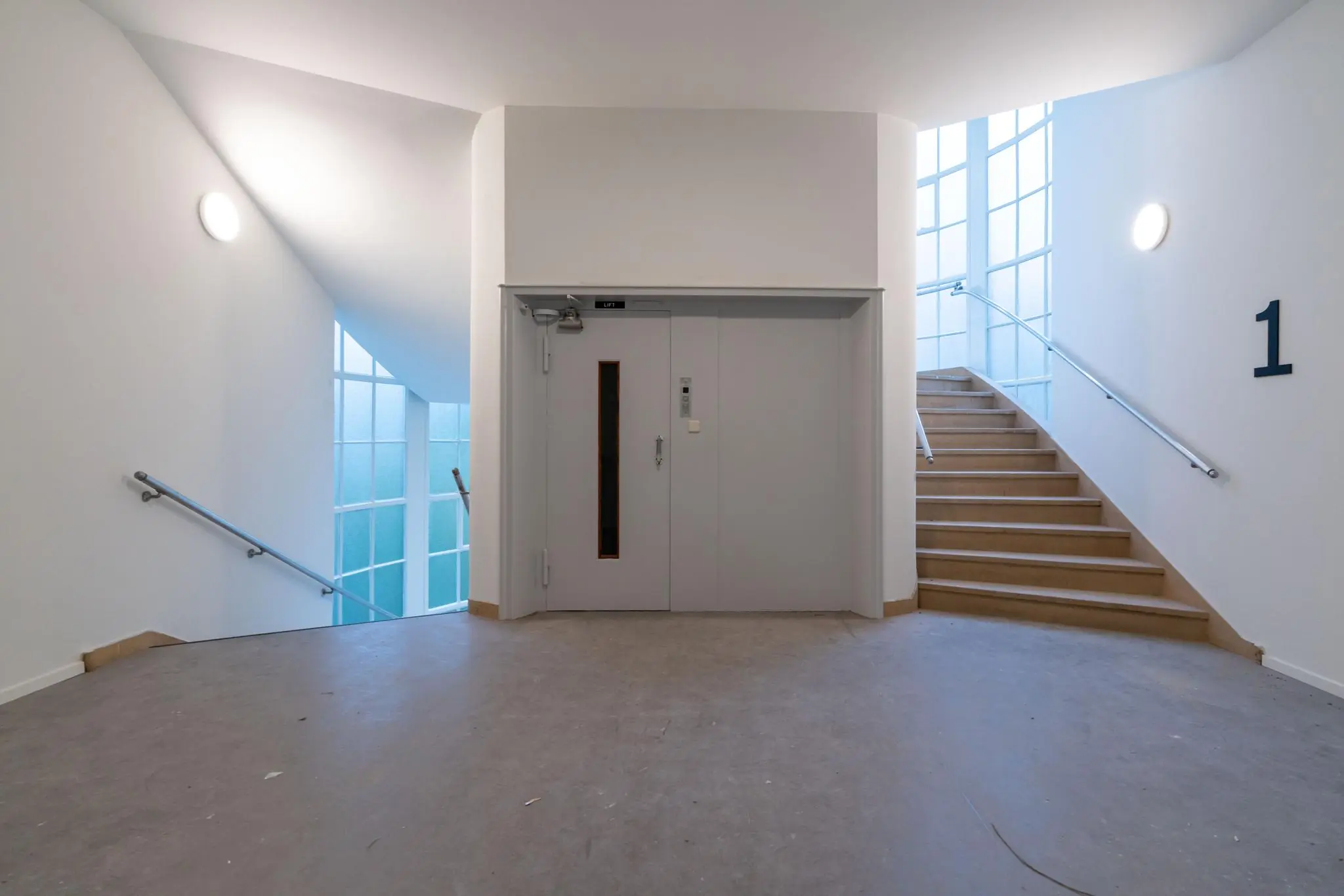 Moderne trappenhal met lift op de eerste verdieping van een gebouw aan de Wassenaarseweg.