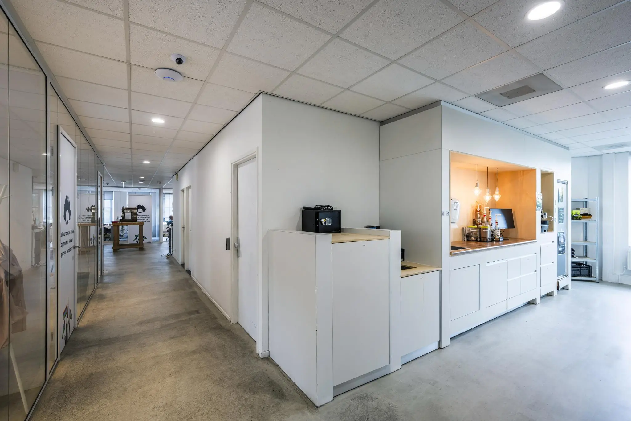 Moderne kantoorruimte aan de Naritaweg met een open pantry en glazen vergaderruimtes.