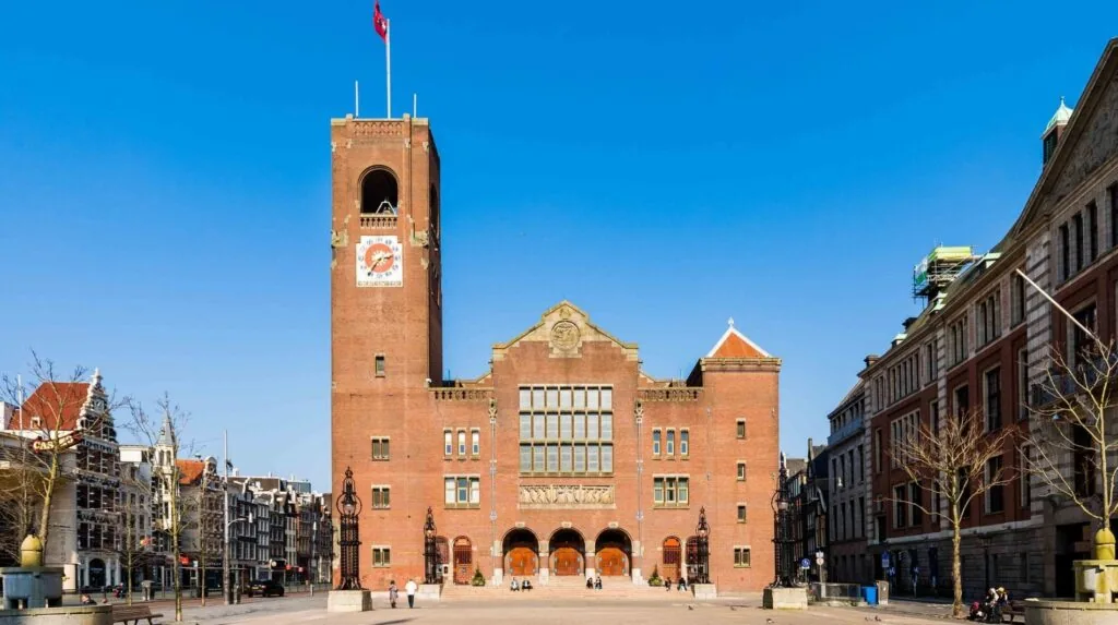De Beurs van Berlage aan het Damrak in Amsterdam op een zonnige dag.
