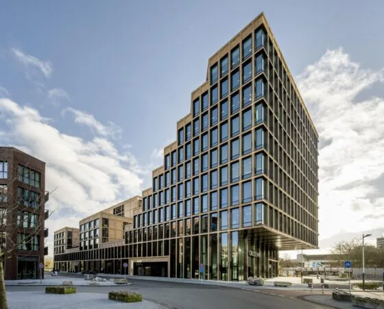 Modern kantoorgebouw aan de Gelrestraat met glazen gevel en overhangende bovenverdiepingen.