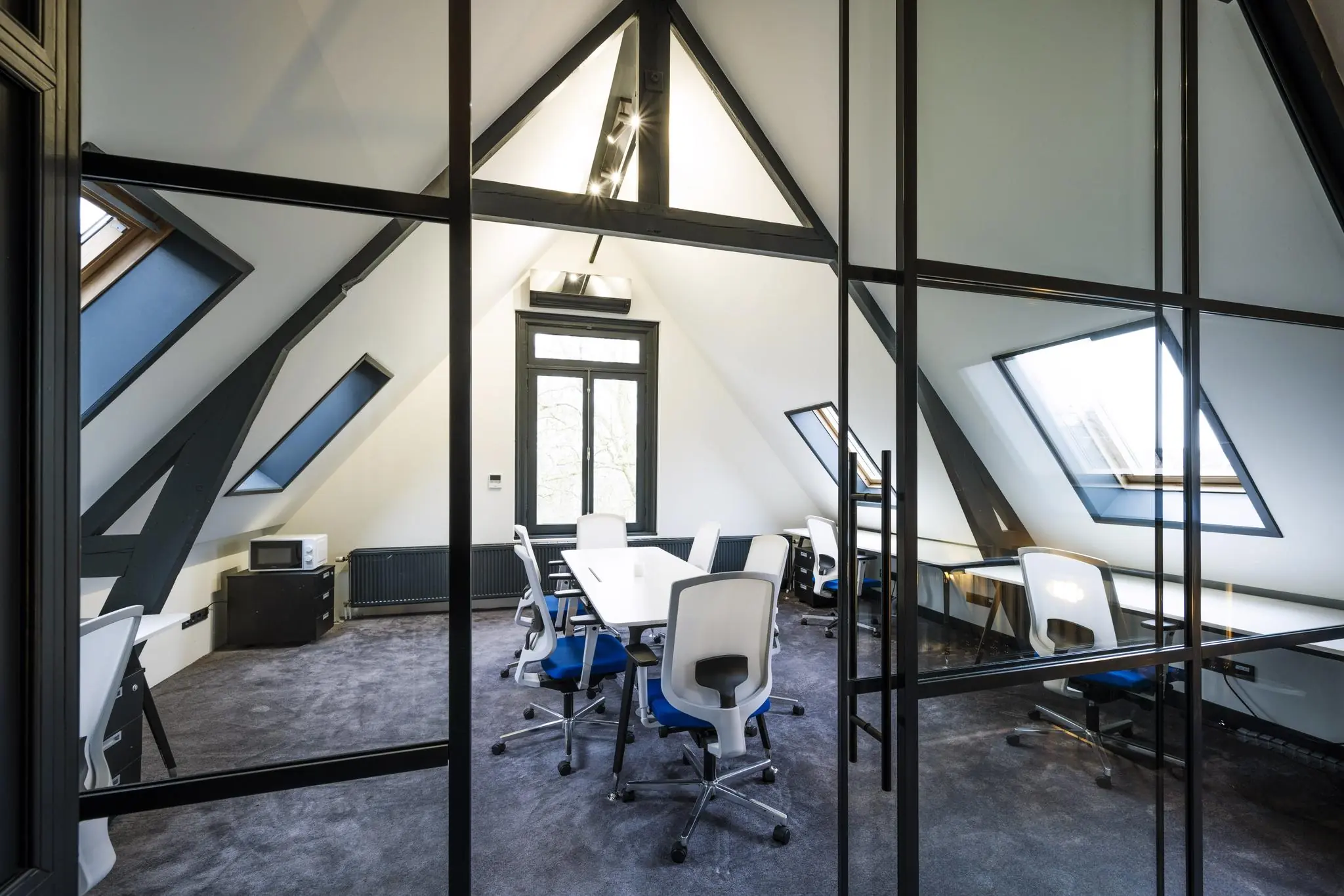 Moderne vergaderruimte met schuine plafonds en veel daglicht in het Eerste Weteringplantsoen.