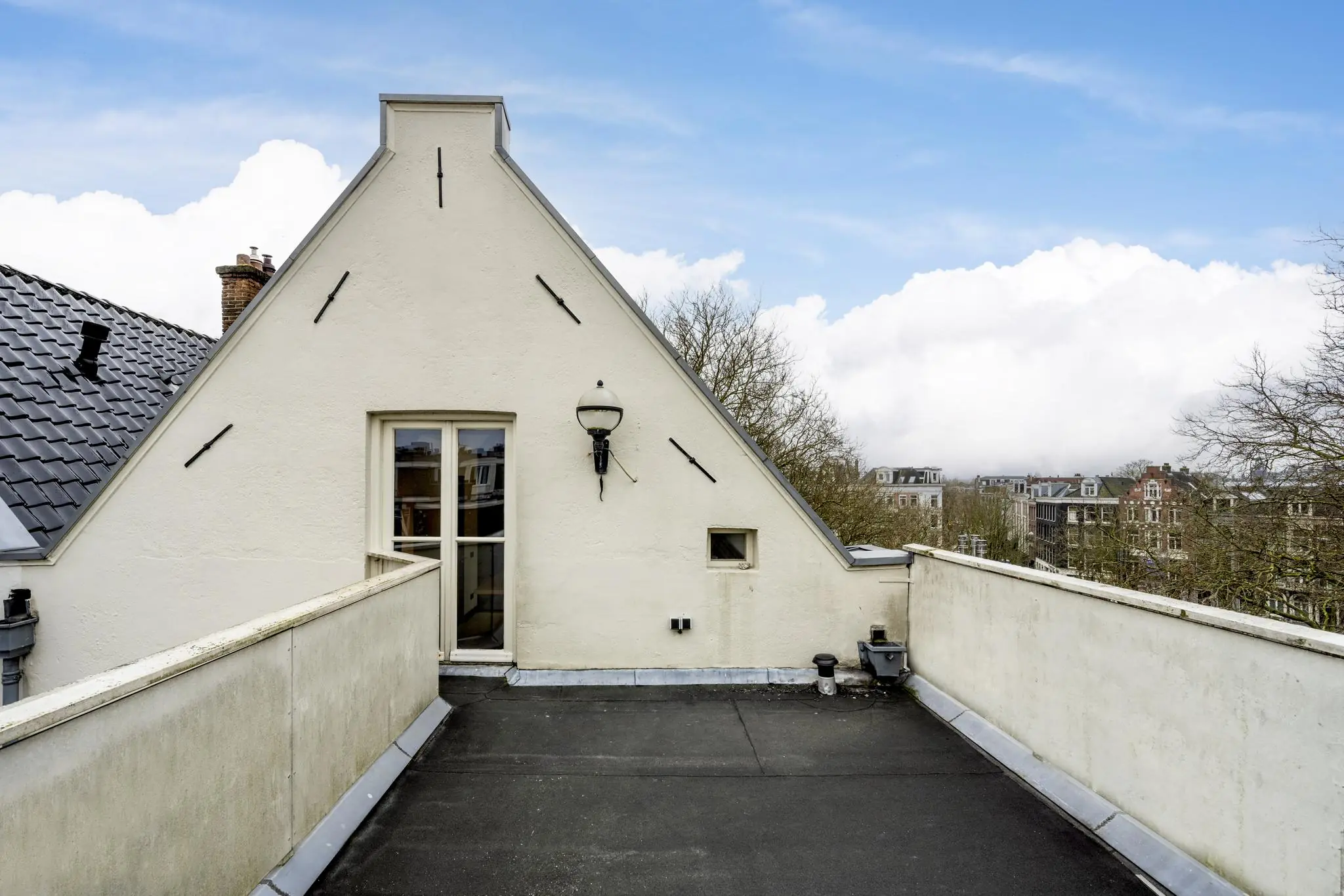 Dakterras met uitzicht op het Eerste Weteringplantsoen en omliggende gebouwen in Amsterdam.