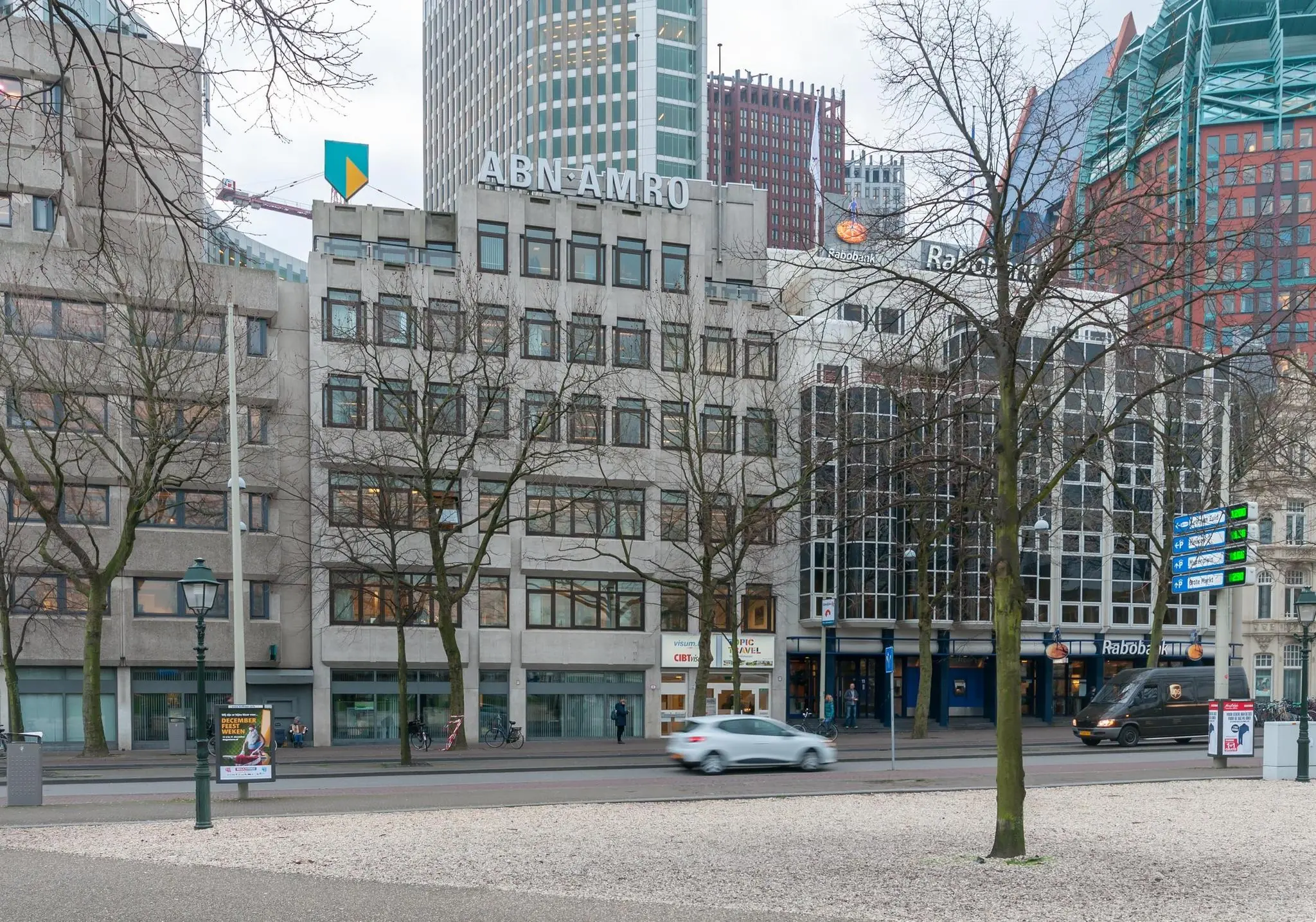 Voorgevel van kantoorpanden aan de Bezuidenhoutseweg in Den Haag met zicht op ABN AMRO- en Rabobank-gebouwen.