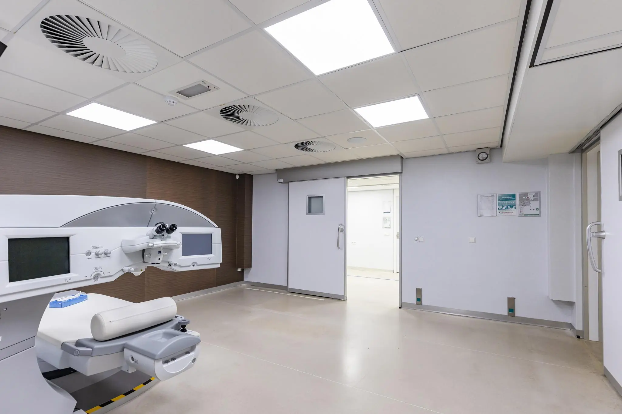 Moderne behandelkamer met een geavanceerd laserapparaat en strakke, steriele inrichting in een medisch centrum aan de 's-Gravenweg.