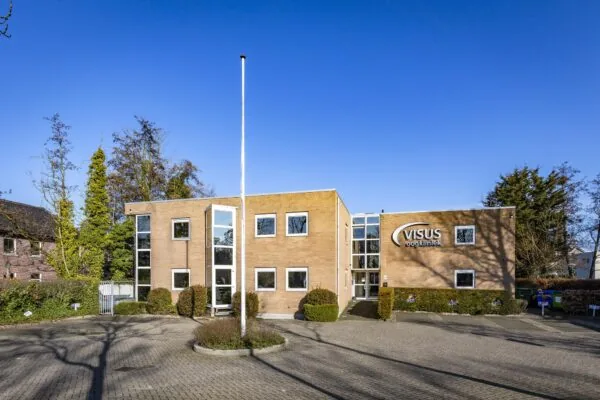 Voorgevel van de Visus oogkliniek aan de ’s-Gravenweg op een zonnige dag.