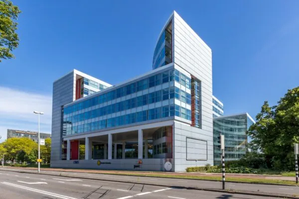Modern kantoorgebouw aan de Newtonlaan in Utrecht met glazen gevel en bedrijfslogo's van onder andere PwC en Utrecht University.