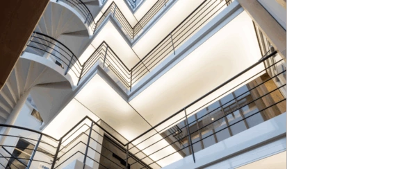 Binnenaanzicht van het trappenhuis en de galerijen in het kantoorgebouw aan de Hogehilweg.