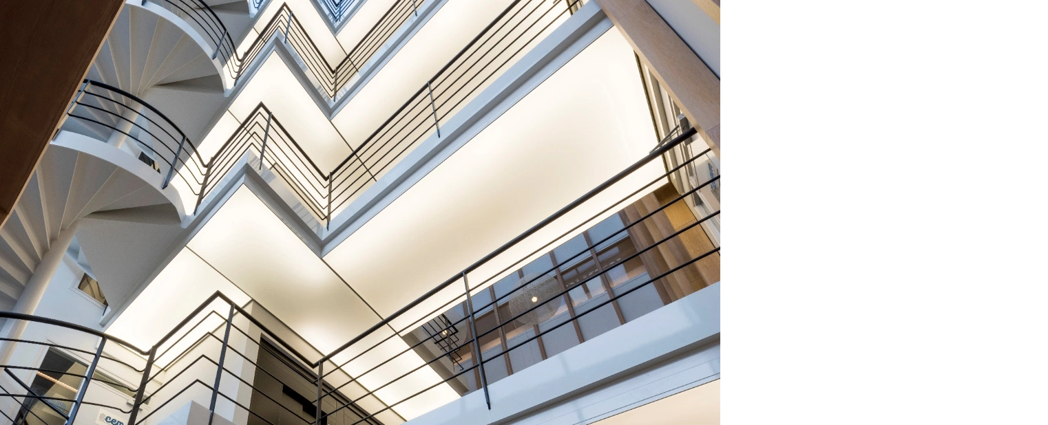 Binnenaanzicht van het trappenhuis en de galerijen in het kantoorgebouw aan de Hogehilweg.