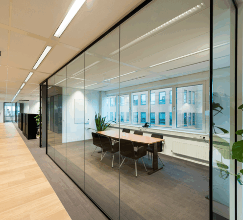 Moderne vergaderruimte met glazen wanden in kantoorpand aan de Hogehilweg.