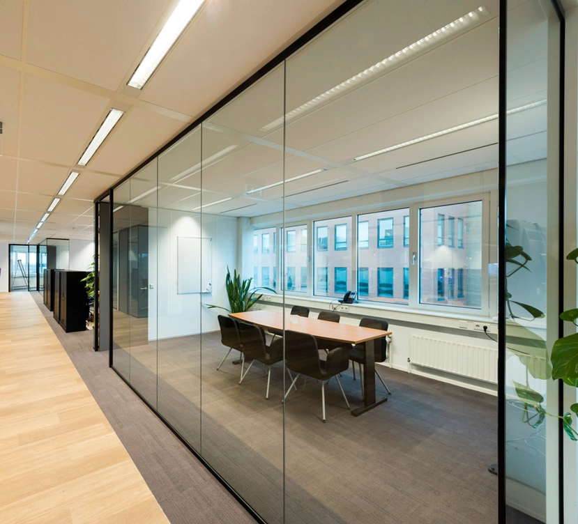 Moderne vergaderruimte met glazen wanden in kantoorpand aan de Hogehilweg.