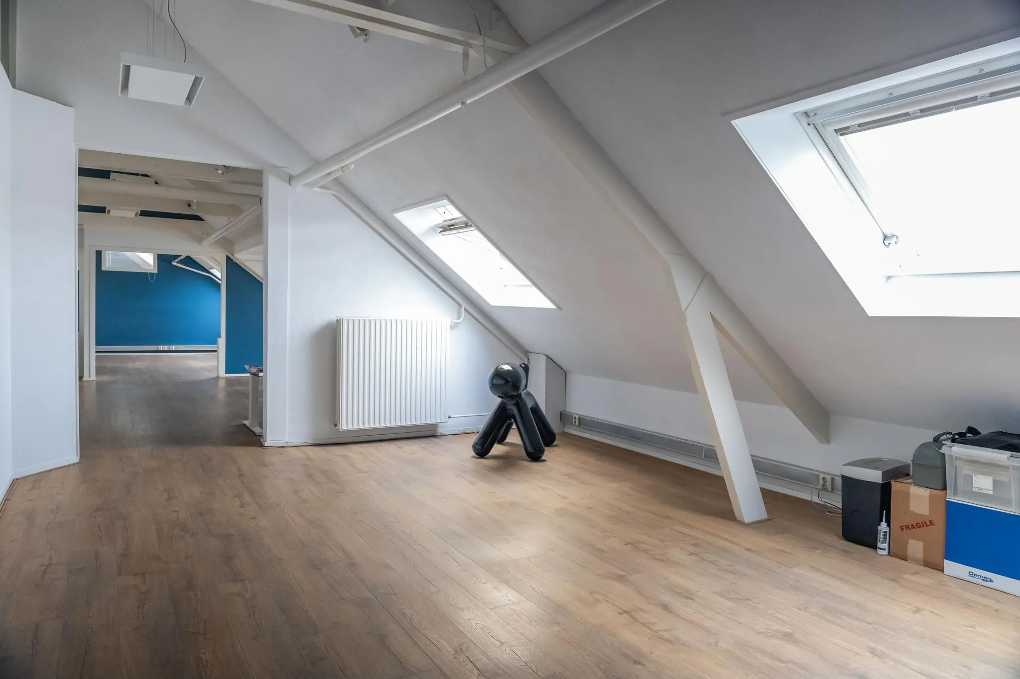 Zolderkamer met schuin dak, dakramen en houten vloer aan het WG-Plein.