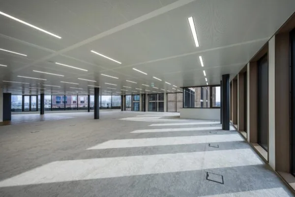 Licht, modern en ruim kantoorpand aan de Gelrestraat met grote ramen en een open vloerindeling.