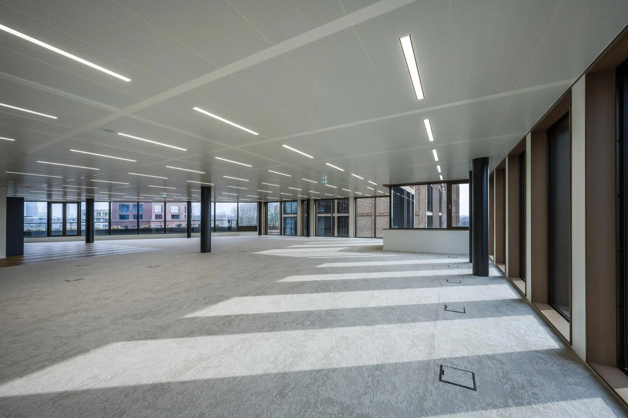 Licht, modern en ruim kantoorpand aan de Gelrestraat met grote ramen en een open vloerindeling.