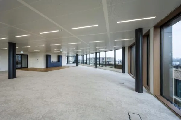Licht en modern kantoorpand aan de Gelrestraat met grote ramen, open ruimte en ingebouwde keuken.