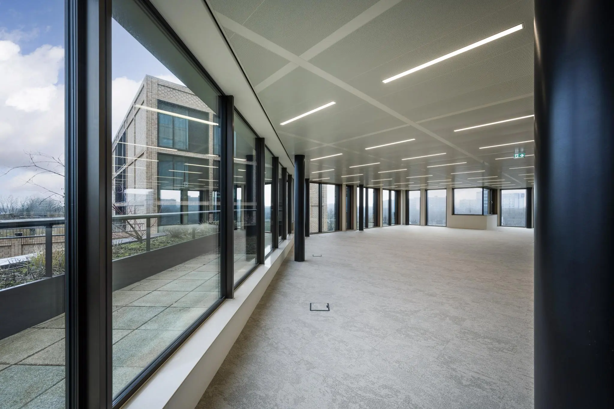 Lichte, lege kantoorruimte met grote ramen aan de Gelrestraat.