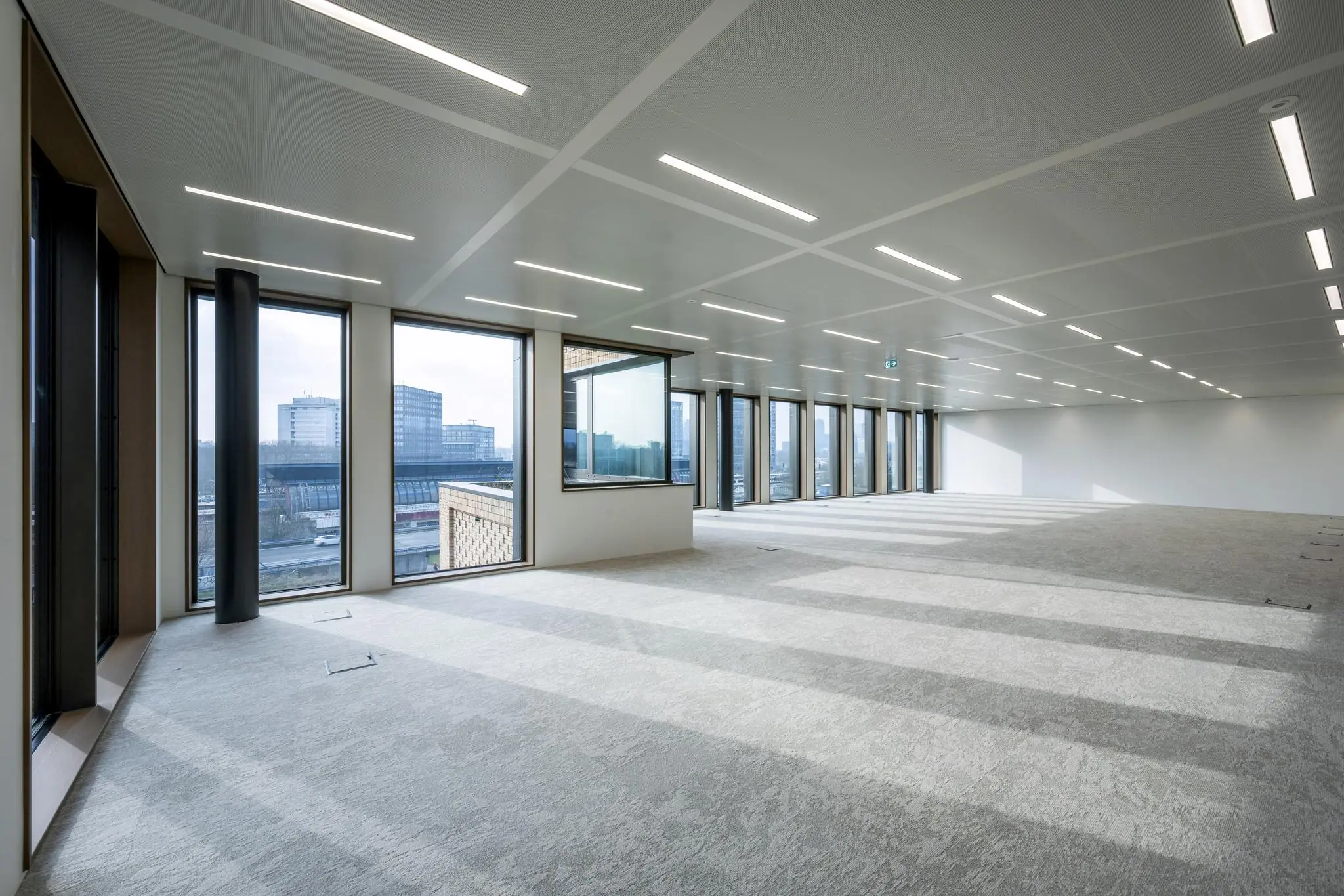 Lichte, moderne kantooretage aan de Gelrestraat met grote ramen en uitzicht op omliggende kantoorgebouwen.