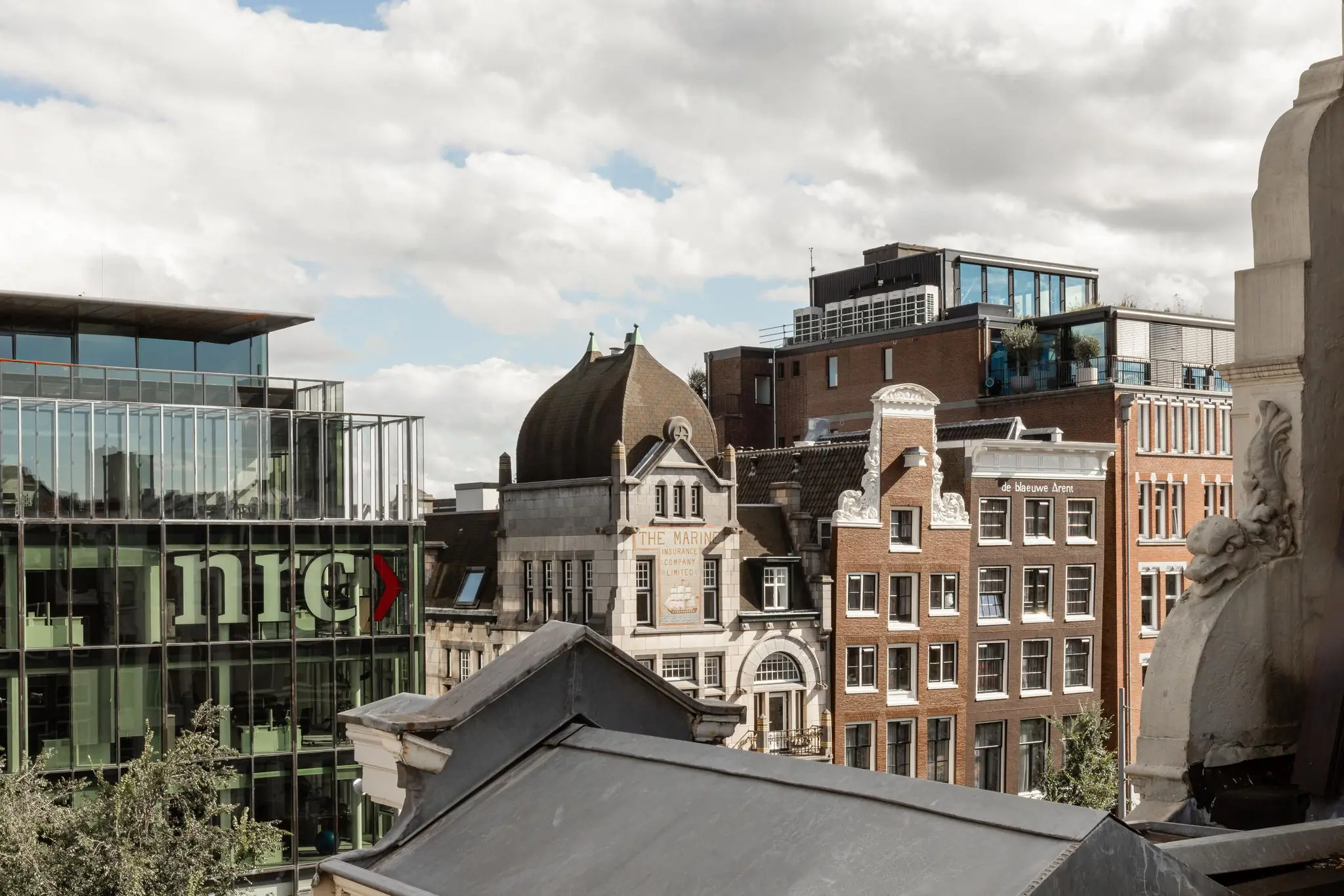 Uitzicht op historische en moderne gevels aan het Rokin in Amsterdam, met onder andere het ING-gebouw en het pand "de blauwe Arent".