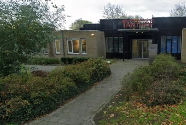 Vooraanzicht van Gezondheidscentrum Tanthof met ingang en omliggende beplanting.