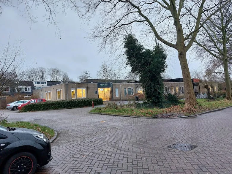 Vooraanzicht van gezondheidscentrum Veulenkamp op een grijze, winterse dag.