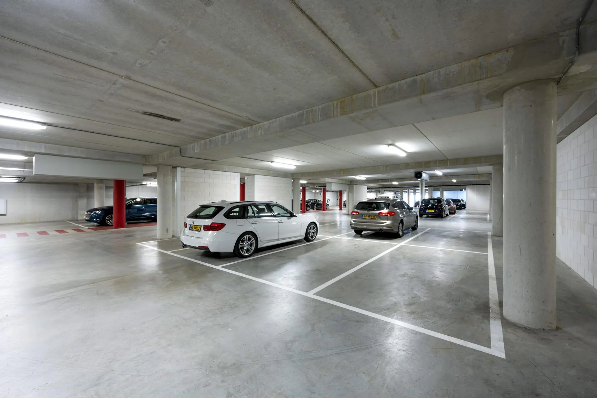 Ondergrondse parkeergarage aan de Sijsjesbergweg met geparkeerde auto's en betonnen constructie.
