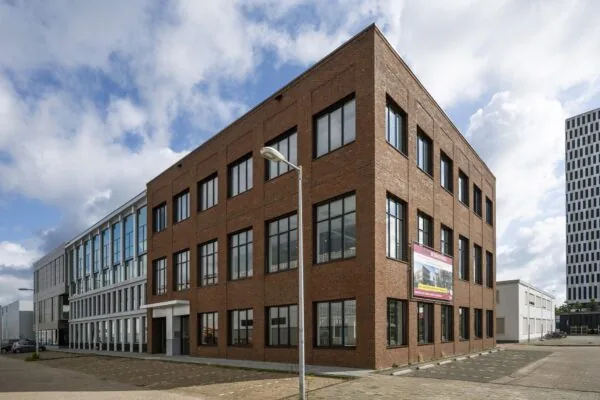 Kantoorgebouw aan de Nicolaas Tetterodestraat met een gevel van rode baksteen en grote ramen.